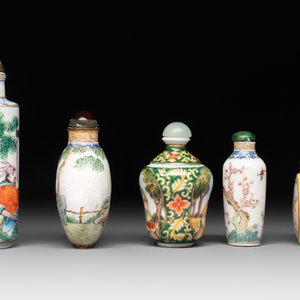 A collection of ten Chinese Canton enamel and porcelain snuff bottles, Qianlong mark, 19/20th C. — photo 3