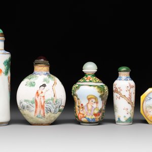 A collection of ten Chinese Canton enamel and porcelain snuff bottles, Qianlong mark, 19/20th C. — photo 4