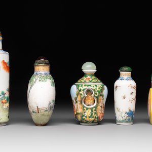 A collection of ten Chinese Canton enamel and porcelain snuff bottles, Qianlong mark, 19/20th C. — photo 5