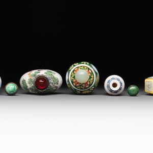 A collection of ten Chinese Canton enamel and porcelain snuff bottles, Qianlong mark, 19/20th C. — photo 6