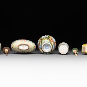 A collection of ten Chinese Canton enamel and porcelain snuff bottles, Qianlong mark, 19/20th C. — photo 7
