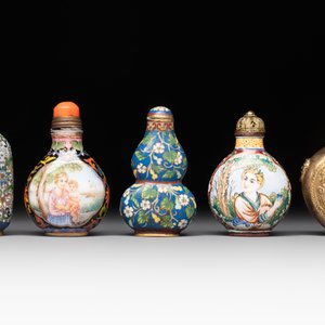 A collection of ten Chinese Canton enamel and porcelain snuff bottles, Qianlong mark, 19/20th C. — photo 8