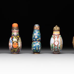 A collection of ten Chinese Canton enamel and porcelain snuff bottles, Qianlong mark, 19/20th C. — photo 9