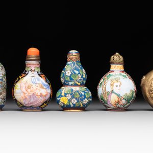 A collection of ten Chinese Canton enamel and porcelain snuff bottles, Qianlong mark, 19/20th C. — photo 10