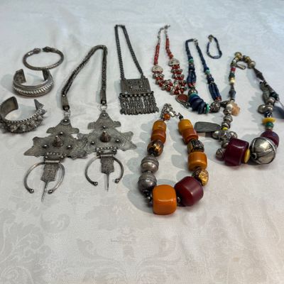 A collection of ten silver, metal, hardstone and bead-set jewellery — photo 1