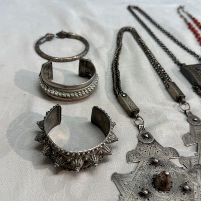 A collection of ten silver, metal, hardstone and bead-set jewellery — photo 2