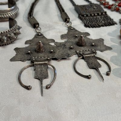 A collection of ten silver, metal, hardstone and bead-set jewellery — photo 3