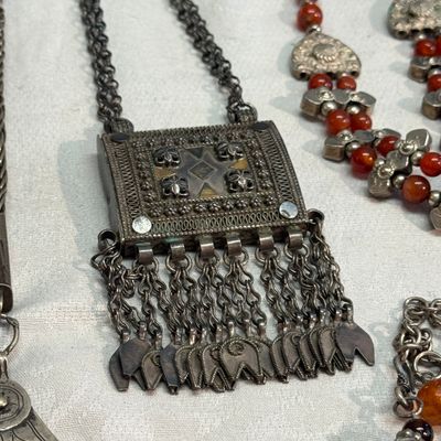 A collection of ten silver, metal, hardstone and bead-set jewellery — photo 4
