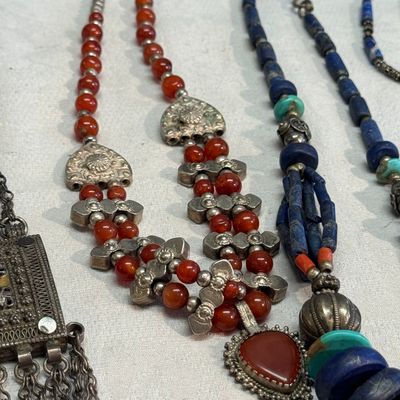 A collection of ten silver, metal, hardstone and bead-set jewellery — photo 5