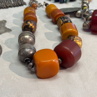 A collection of ten silver, metal, hardstone and bead-set jewellery — photo 6