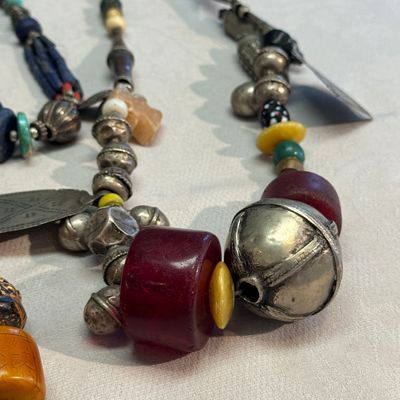 A collection of ten silver, metal, hardstone and bead-set jewellery — photo 7