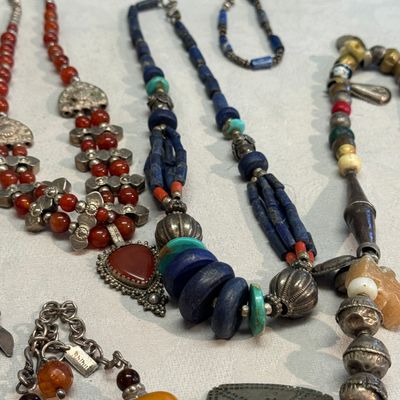 A collection of ten silver, metal, hardstone and bead-set jewellery — photo 8