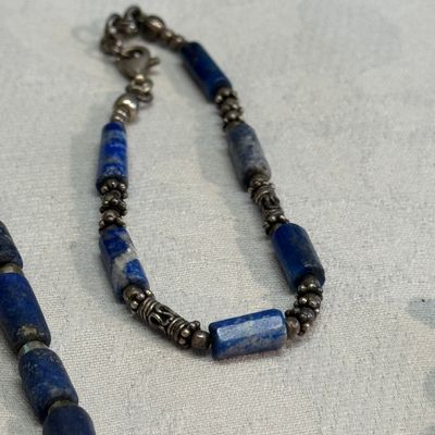 A collection of ten silver, metal, hardstone and bead-set jewellery — photo 9