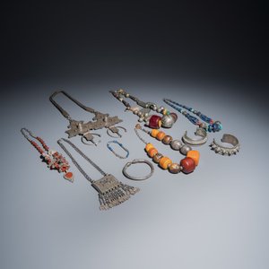 A collection of ten silver, metal, hardstone and bead-set jewellery — photo 1