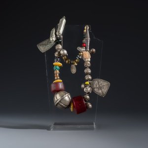 A collection of ten silver, metal, hardstone and bead-set jewellery — photo 11