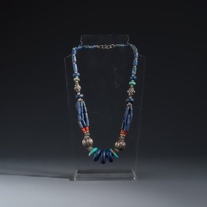 A collection of ten silver, metal, hardstone and bead-set jewellery — photo 12