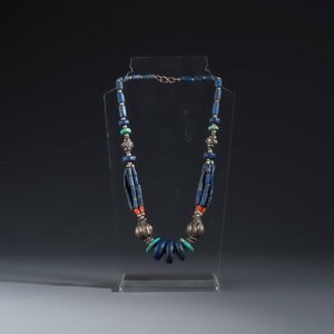 A collection of ten silver, metal, hardstone and bead-set jewellery — photo 13