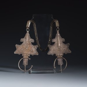 A collection of ten silver, metal, hardstone and bead-set jewellery — photo 14