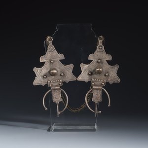 A collection of ten silver, metal, hardstone and bead-set jewellery — photo 15