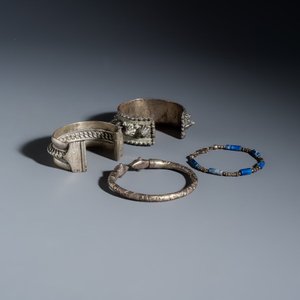 A collection of ten silver, metal, hardstone and bead-set jewellery — photo 2
