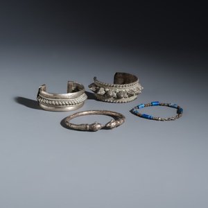 A collection of ten silver, metal, hardstone and bead-set jewellery — photo 3