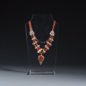 A collection of ten silver, metal, hardstone and bead-set jewellery — photo 4