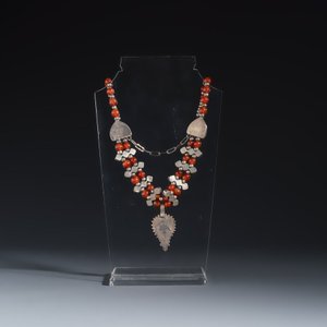 A collection of ten silver, metal, hardstone and bead-set jewellery — photo 5