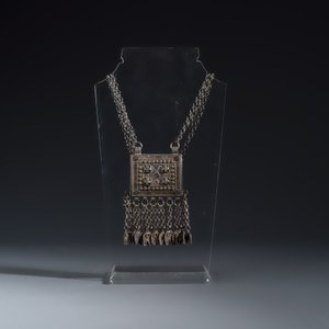 A collection of ten silver, metal, hardstone and bead-set jewellery — photo 6