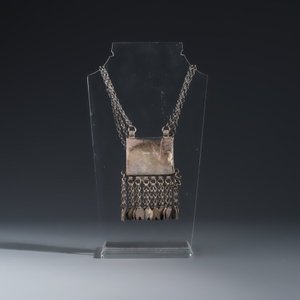 A collection of ten silver, metal, hardstone and bead-set jewellery — photo 7