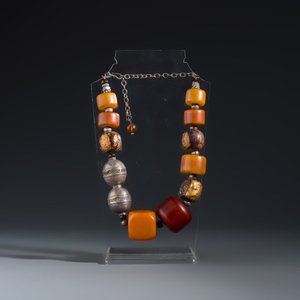 A collection of ten silver, metal, hardstone and bead-set jewellery — photo 8