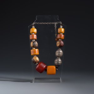 A collection of ten silver, metal, hardstone and bead-set jewellery — photo 9