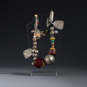 A collection of ten silver, metal, hardstone and bead-set jewellery — photo 10