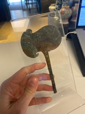 A collection of three bronze axes, a mirror and an anthropomorphic idol with two dragon heads, Luristan, 2000 B.C and earlier — 照片 2