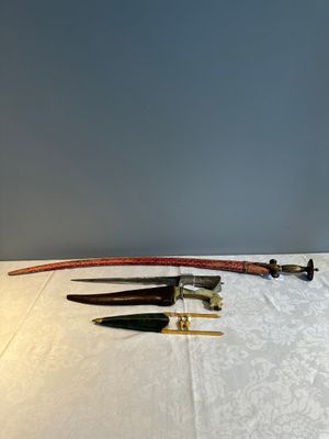 A collection of three daggers decorated with jade, silver and gold and an Indian mogul sword, India, 17/19th C. — foto 1