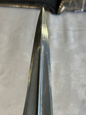 A collection of three daggers decorated with jade, silver and gold and an Indian mogul sword, India, 17/19th C. — foto 12