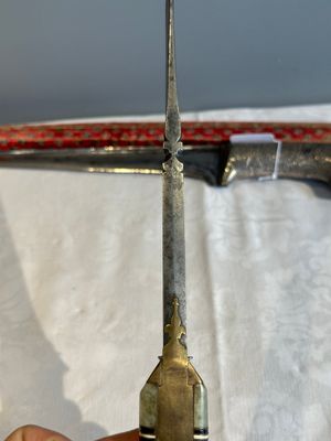 A collection of three daggers decorated with jade, silver and gold and an Indian mogul sword, India, 17/19th C. — foto 18
