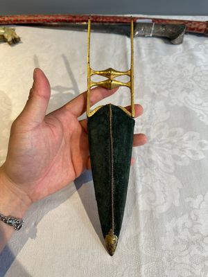 A collection of three daggers decorated with jade, silver and gold and an Indian mogul sword, India, 17/19th C. — foto 2
