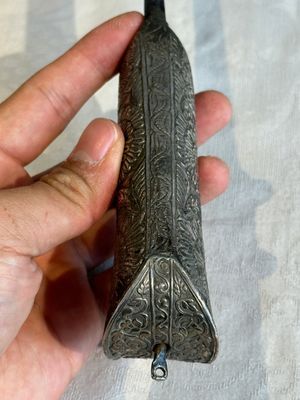 A collection of three daggers decorated with jade, silver and gold and an Indian mogul sword, India, 17/19th C. — foto 26