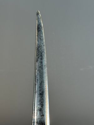A collection of three daggers decorated with jade, silver and gold and an Indian mogul sword, India, 17/19th C. — foto 29