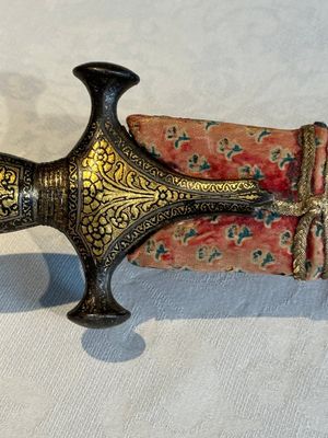 A collection of three daggers decorated with jade, silver and gold and an Indian mogul sword, India, 17/19th C. — foto 34