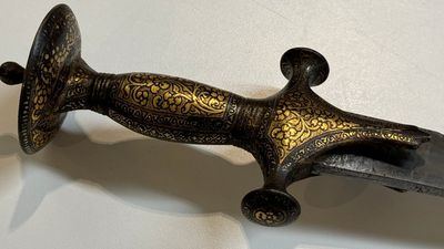 A collection of three daggers decorated with jade, silver and gold and an Indian mogul sword, India, 17/19th C. — foto 46