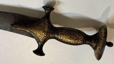 A collection of three daggers decorated with jade, silver and gold and an Indian mogul sword, India, 17/19th C. — foto 47