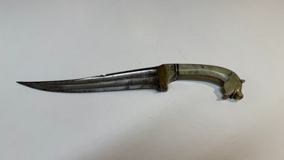 A collection of three daggers decorated with jade, silver and gold and an Indian mogul sword, India, 17/19th C. — foto 54