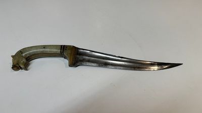 A collection of three daggers decorated with jade, silver and gold and an Indian mogul sword, India, 17/19th C. — foto 55