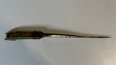 A collection of three daggers decorated with jade, silver and gold and an Indian mogul sword, India, 17/19th C. — foto 56