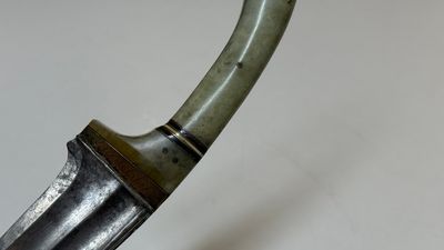 A collection of three daggers decorated with jade, silver and gold and an Indian mogul sword, India, 17/19th C. — foto 59