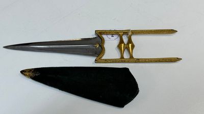 A collection of three daggers decorated with jade, silver and gold and an Indian mogul sword, India, 17/19th C. — foto 64