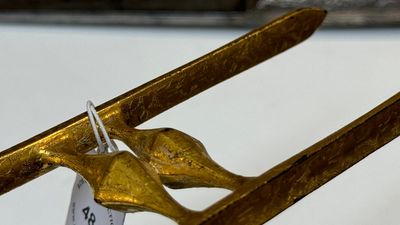 A collection of three daggers decorated with jade, silver and gold and an Indian mogul sword, India, 17/19th C. — foto 67