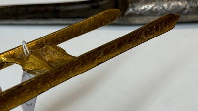 A collection of three daggers decorated with jade, silver and gold and an Indian mogul sword, India, 17/19th C. — foto 68