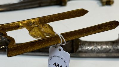 A collection of three daggers decorated with jade, silver and gold and an Indian mogul sword, India, 17/19th C. — foto 69